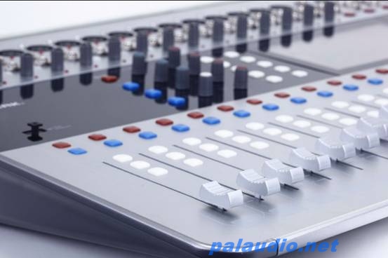 24路数字调音台细节图