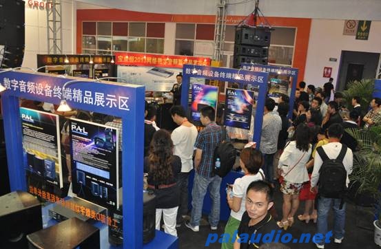 宝业恒展位“人满为患”,被人们围得水泄不通。