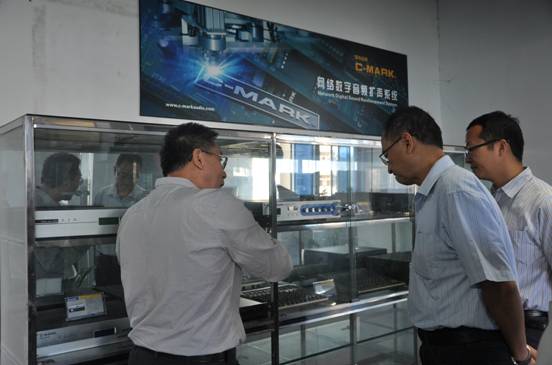 周宝宁先生为范茂军副所长、吴昕处长介绍数字音频产品